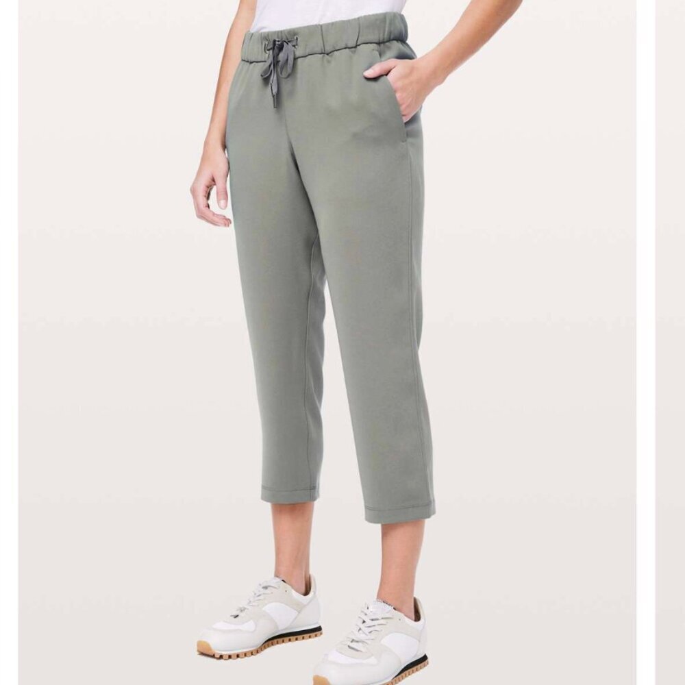 Lululemon On The Fly Crop *Woven 23" Grey Sage - Size 6 *Flawed*